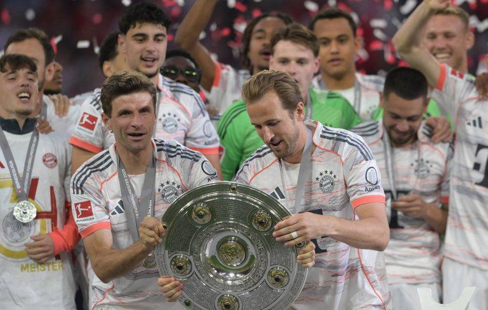 31岁终获首冠！凯恩高举德甲奖盘情难自禁，深情亲吻哽咽受访：我等了太久